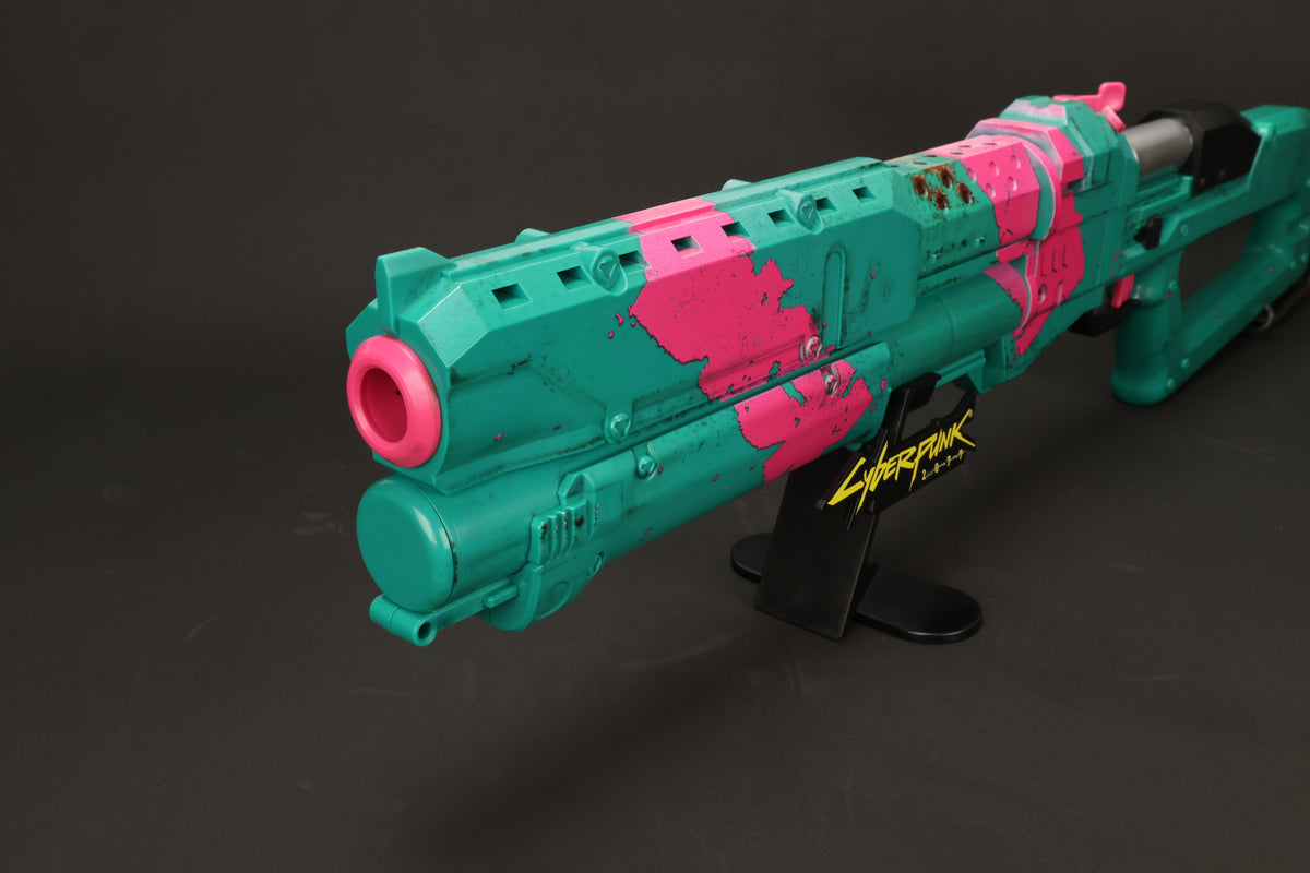 【預購 - 預計 2027 年初發貨】《Cyberpunk 2077》GUTS 1:1 實體比例散彈槍模型 – 32 吋道具模型(具備 Pump-Action 手動上膛、聲光特效、槍口煙霧與專屬展示架)